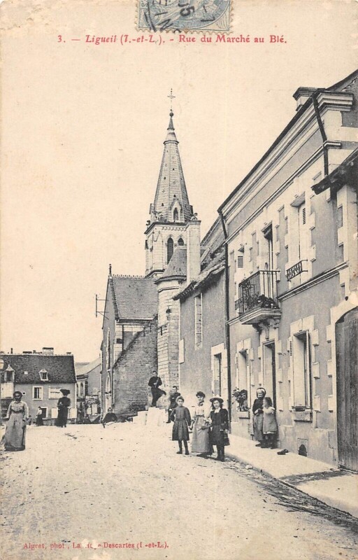 Carte postale ancienne Ligueil - Rue Du Marche Au Ble à Ligueil