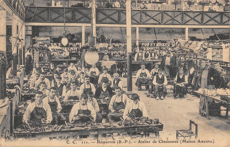 Carte postale ancienne Hasparren - Atelier De Chaussures - Maison Amespil à Hasparren