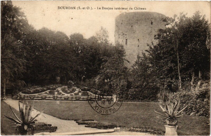Carte postale ancienne Dourdan Le Donjon Interieur du Chateau à Dourdan