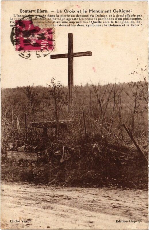Carte postale ancienne Boutervilliers La Croix et le Monument Celtique à Boutervilliers