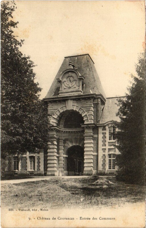 Carte postale ancienne Courances Chateau - Entree des Communs à Courances
