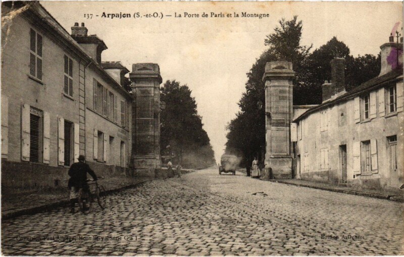 Carte postale ancienne Arpajon La Porte de Paris et la Montagne à Arpajon