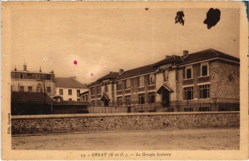 Carte postale ancienne Orsay Le Groupe Scolaire à Orsay