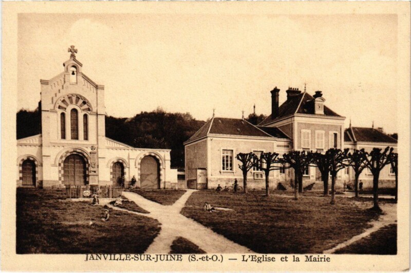 Carte postale ancienne Janville-sur-Juine L'Eglise et la Mairie à Janville-sur-Juine