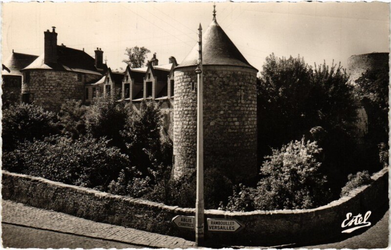 Carte postale ancienne Dourdan Chateau - Fortifications et les Douves à Dourdan