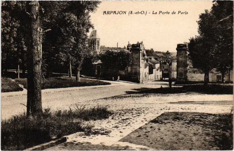 Carte postale ancienne Arpajon La Porte de Paris à Arpajon