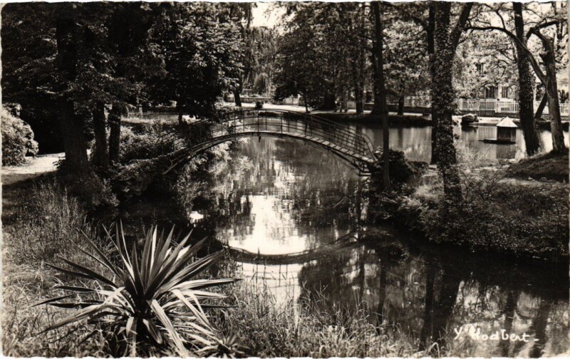 Carte postale ancienne Massy Petit Pont sur le Lac à Massy