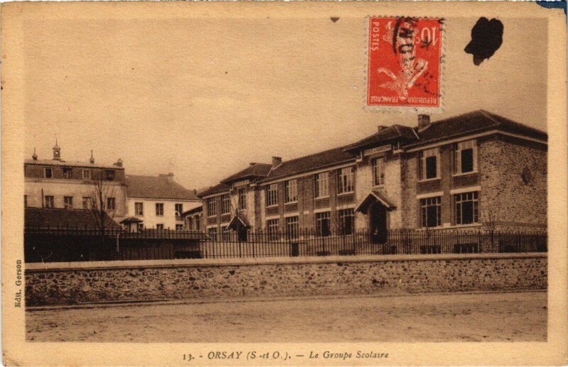 Carte postale ancienne Orsay Le Groupe Scolaire à Orsay