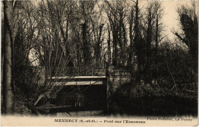 Carte postale ancienne Mennecy Pont sur l'Essonnes à Mennecy