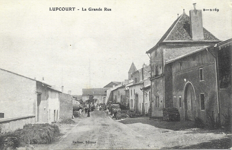 Carte postale ancienne La Grande Rue à Lupcourt