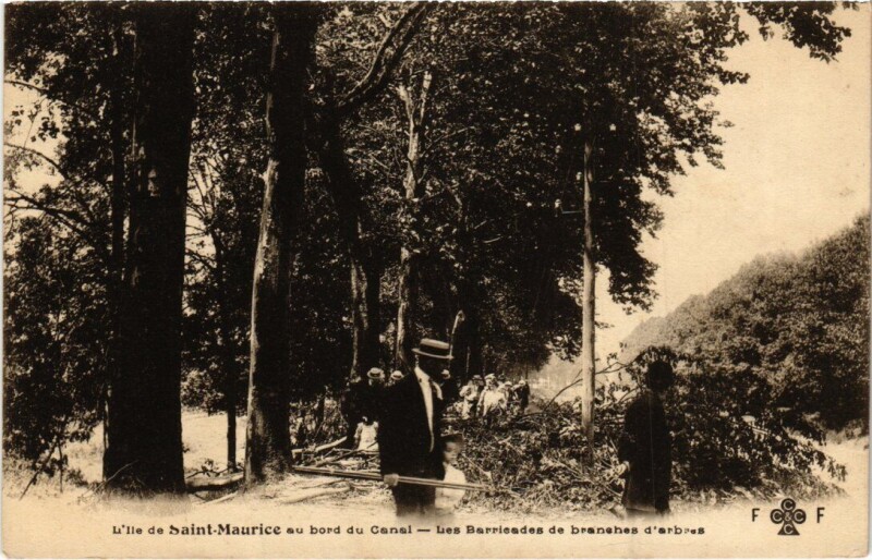 Carte postale ancienne Saint-Maurice Les Barricades de branehes France à Saint-Maurice