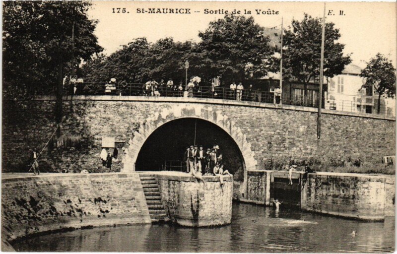 Carte postale ancienne Saint-Maurice Sortie de la Voute France à Saint-Maurice