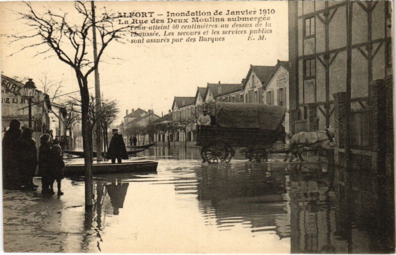 Carte postale ancienne Alfortville La rue des Deux Moulins submergee France à Alfortville