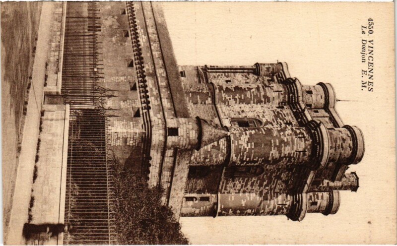 Carte postale ancienne Vincennes Le Donjon France à Vincennes
