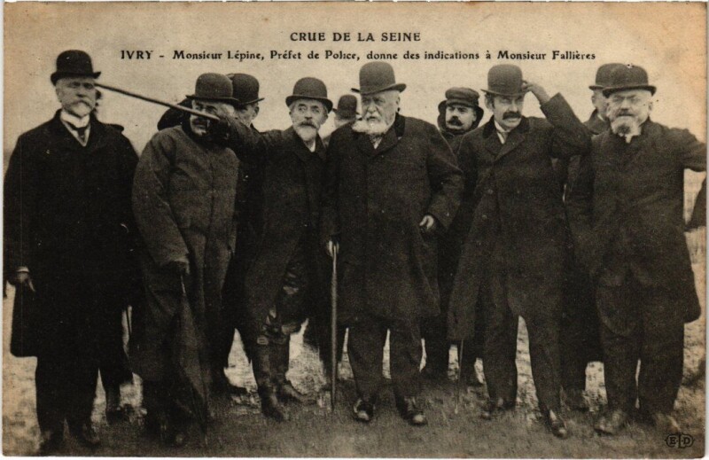 Carte postale ancienne Ivry Crue De La Seine Mr Lepine Prefet De Police Donne Des Indications à Ivry-sur-Seine