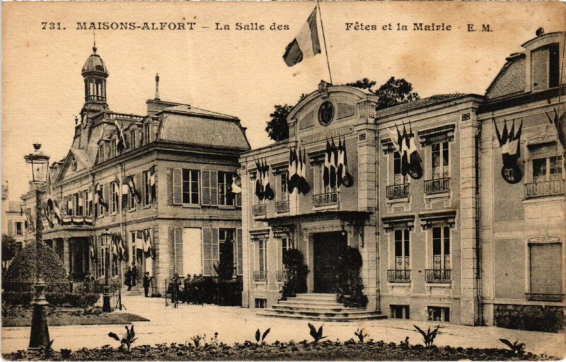 Carte postale ancienne Maisons-Alfort La Salle des Fetes et la Mairie France à Maisons-Alfort
