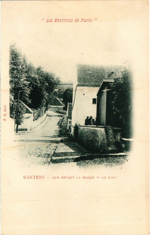 Carte postale ancienne Santeny Rue devant la Mairie, Le Biot France à Santeny