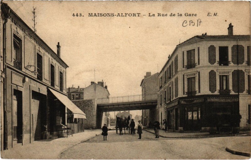 Carte postale ancienne Maisons Alfort La Rue de la Gare France à Maisons-Alfort