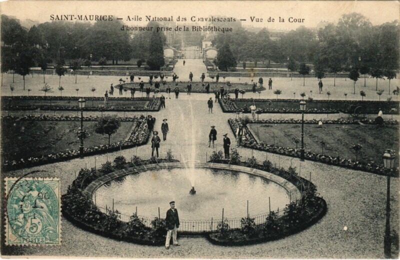 Carte postale ancienne Saint-Maurice Vue de la Cour d'honneur France à Saint-Maurice