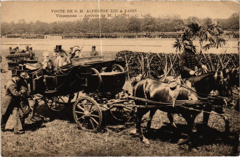 Carte postale ancienne Vincennes Aeroplane evoluant au dessus du Polygone France à Vincennes