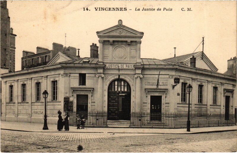 Carte postale ancienne Vincennes La Pyramide France à Vincennes