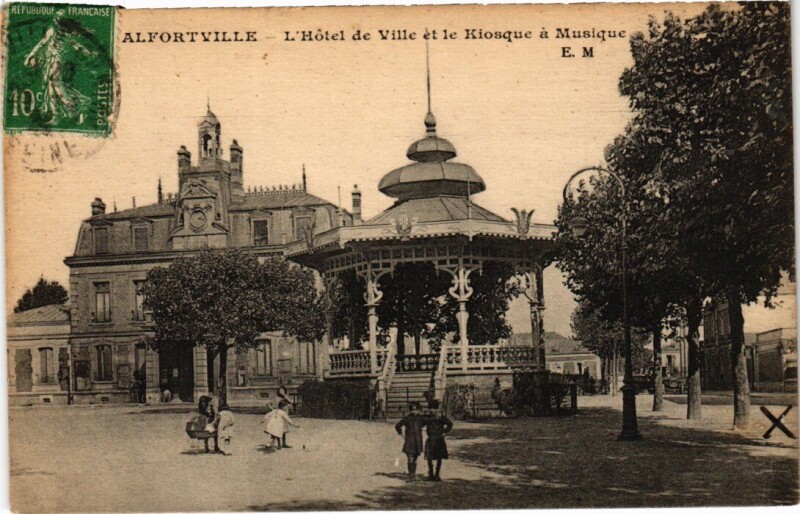 Carte postale ancienne Alfortville L'Hotel de Ville et le Kiosque a Musique France à Alfortville