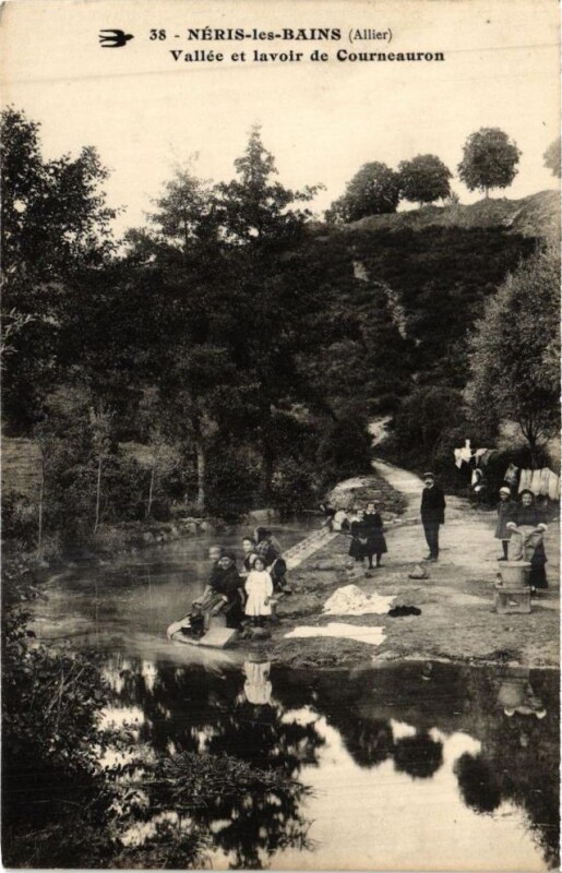 Carte postale ancienne Neris-les-Bains - Vallée et lavoir de Courneauron à Néris-les-Bains