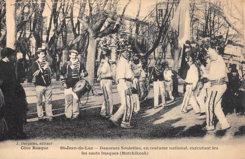 Carte postale ancienne Saint Jean De Luz - Danseurs Souletins En Costume National Executant Les à Saint-Jean-de-Luz