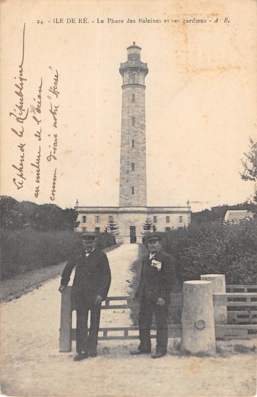 Carte postale ancienne Ile De Re - Le Phare Des Baleines Et Ses Gardiens