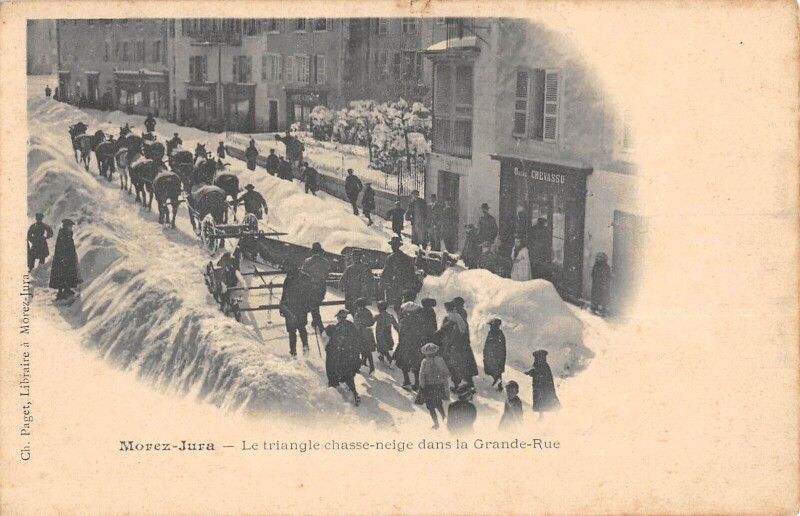 Carte postale ancienne Morez Jura - Le Triangle Chasse Neige Dans La Grande Rue