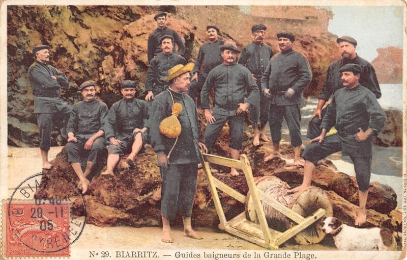 Carte postale ancienne Guides baigneurs de la Grande Plage à Biarritz
