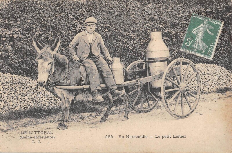 Carte postale ancienne En Normandie / Le Petit Laitier