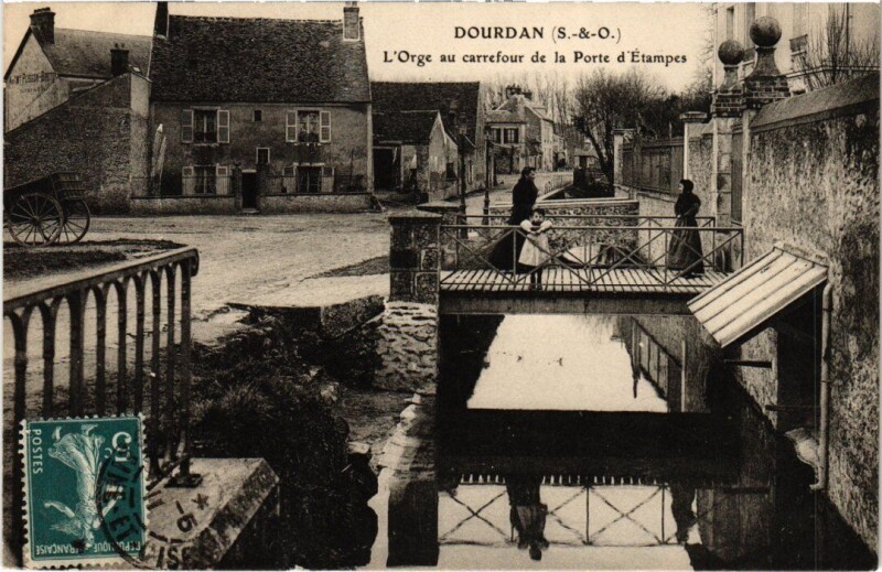 Carte postale ancienne Dourdan L'Orge au carrefour de la Porte d'Etampes France à Dourdan
