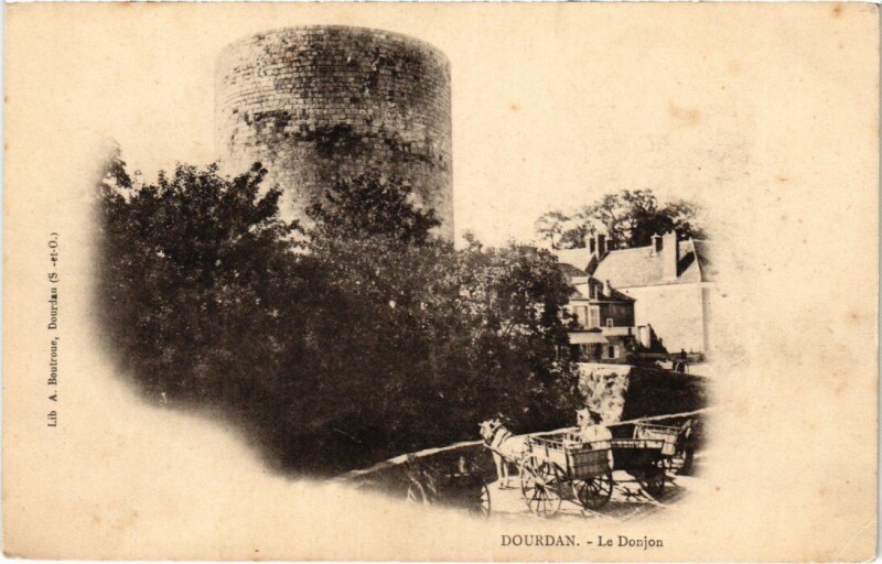 Carte postale ancienne Dourdan Le Donjon France à Dourdan