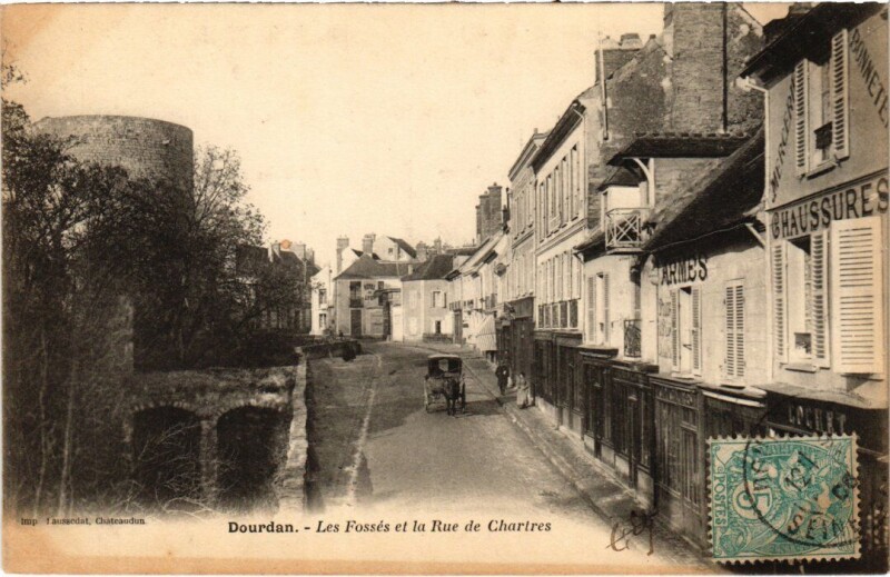 Carte postale ancienne Dourdan Les Fosses et la Rue de Chartres France à Dourdan