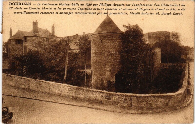 Carte postale ancienne Dourdan La Forteresse feodale France à Dourdan