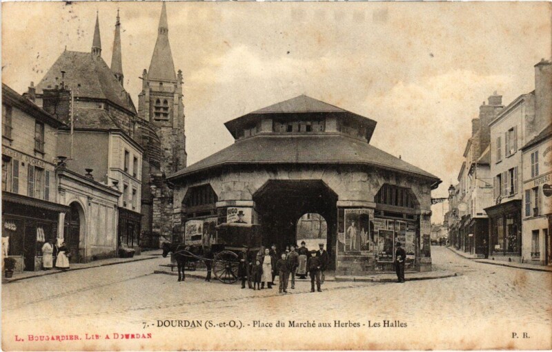 Carte postale ancienne Dourdan Place du Marche aux Herbes, Les Halles France à Dourdan