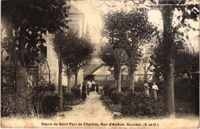 Carte postale ancienne Dourdan Soeurs de Saint-Paul de Chartres France à Dourdan