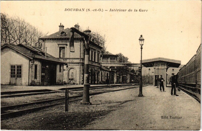 Carte postale ancienne Dourdan Interieur de la Gare France à Dourdan