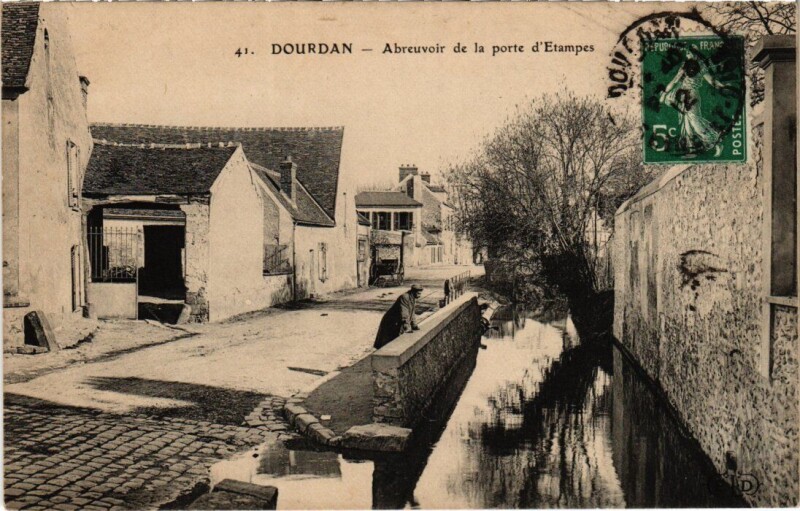 Carte postale ancienne Dourdan Abreuvoir de la porte d'Etampes France à Dourdan