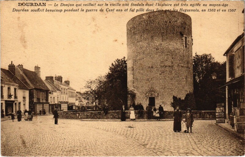 Carte postale ancienne Dourdan Le Donjon qui veillait s la vieille cite France à Dourdan
