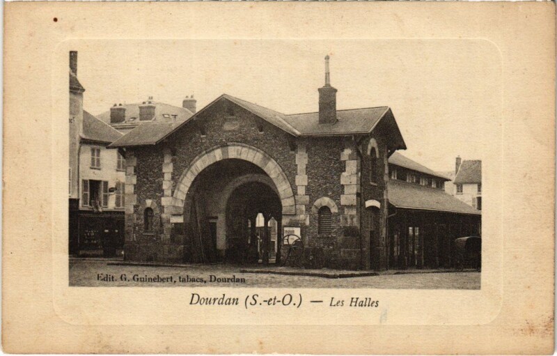 Carte postale ancienne Dourdan Les Halles France à Dourdan