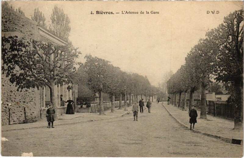 Carte postale ancienne Bievres L'Avenue de la Gare France