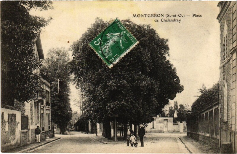 Carte postale ancienne Montgeron Place de Chalandray France à Montgeron