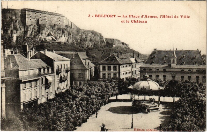 Carte postale ancienne Belfort Place d'Armes à Belfort