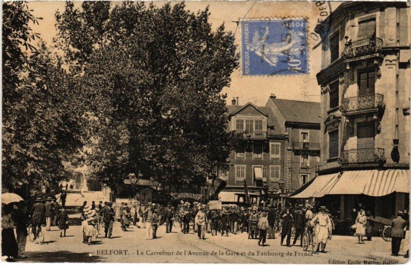 Carte postale ancienne Belfort Carrefour de l'Avenue de la Gare à Belfort