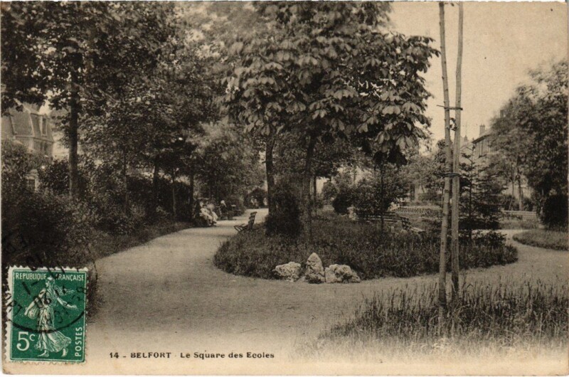 Carte postale ancienne Belfort Square des Ecoles à Belfort