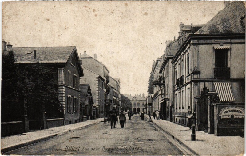 Carte postale ancienne Belfort Rue de la Banque et la Gare à Belfort