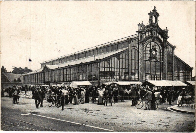 Carte postale ancienne Belfort Les Halles un jour de Foire à Belfort