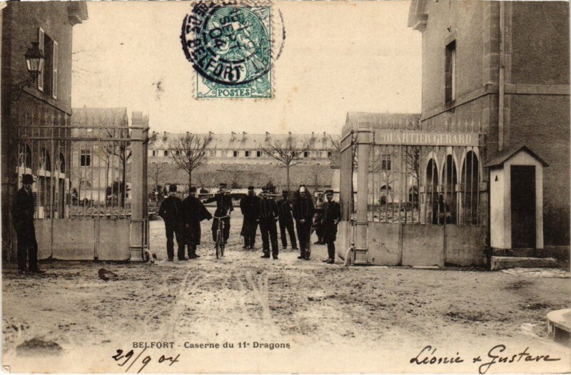 Carte postale ancienne Belfort Caserne du 11e Dragons à Belfort